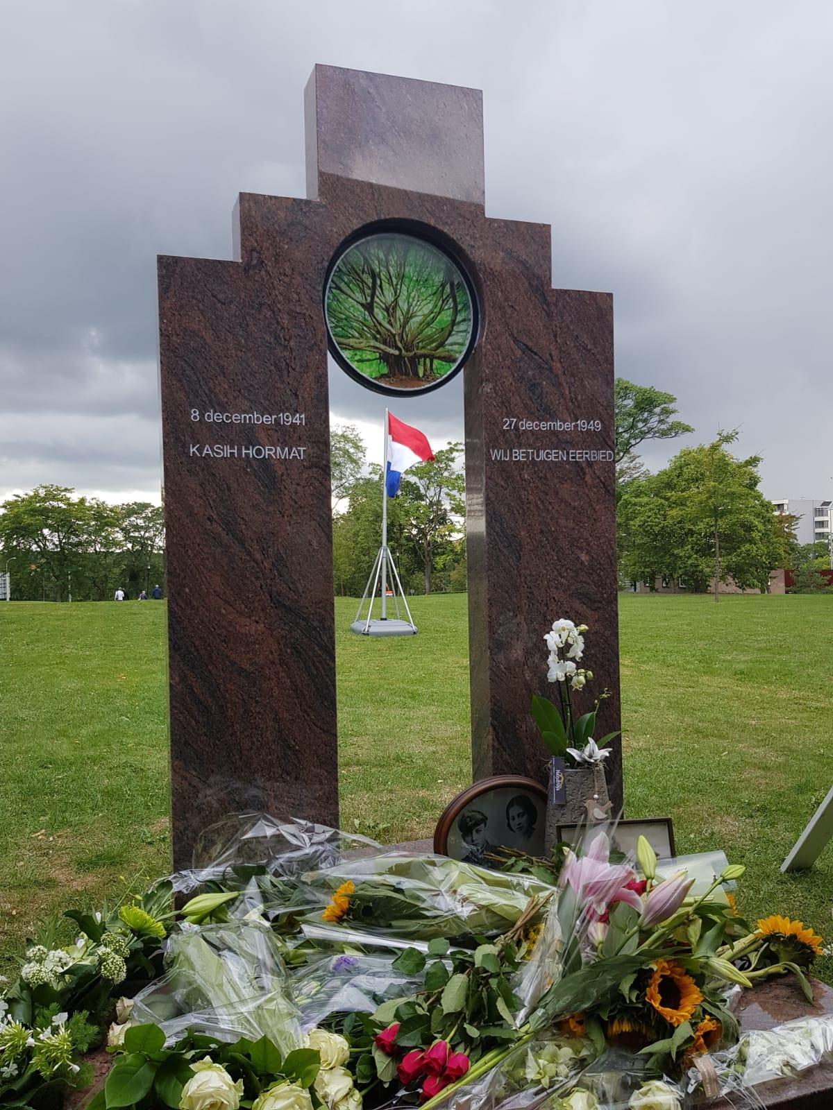 Monument met vlag er in
